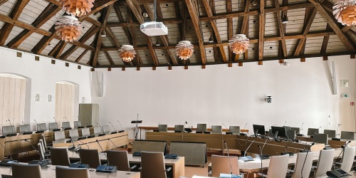 Gemeinderatssaal von hinten.