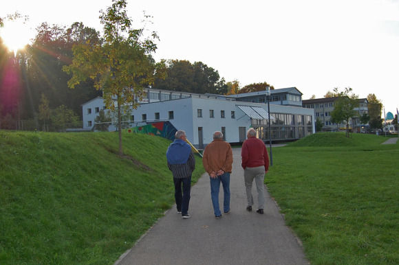 Drei ältere Männer gehen spazieren