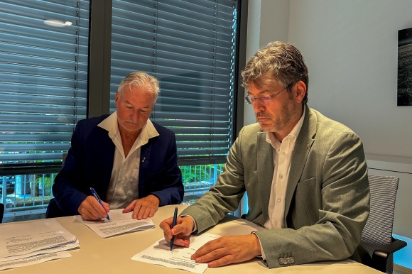 Landrat Prof. Dr. Christian Dusch (rechts) und Oberbürgermeister Dietmar Späth bei der Unterzeichnung des Gesellschaftervertrags.