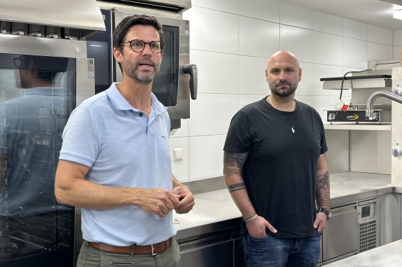 Björn Käckell und Sebastian Schildhorn stehen in der neuen Küche des Löwen.