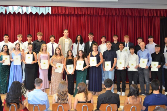 Gruppenbild mit Schülern auf einer Bühne.