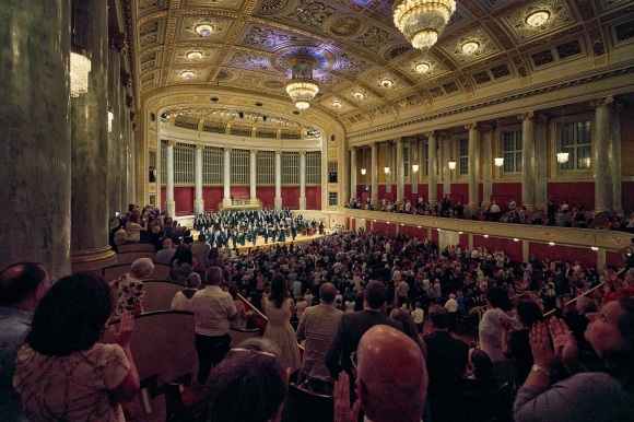 Die Musiker der Philharmonie spielen vor Publikum im Konzerthaus Wien.