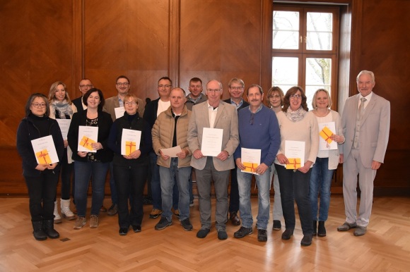 Gruppenfoto der geehrten Mitarbeiterinnen und Mitarbeiter mit OB Späth im Alten Ratssaal.