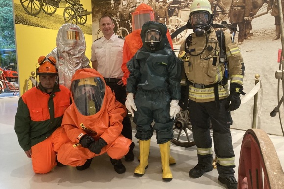 Feuerwehrleute in Schutzanzügen im Stadtmuseum Baden-Baden.
