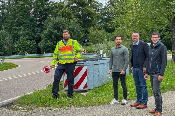 Vier Männer stehen in einer Haltebucht auf der Schwarzwaldhochstraße