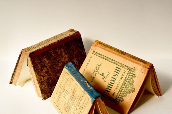 History Lessons: Hôtel de Ville (Buchobjekte), 3er-Konstellation. 2025. 