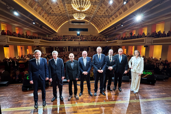 Gruppenfoto der Kandidaten auf der Bühne des Kurhauses