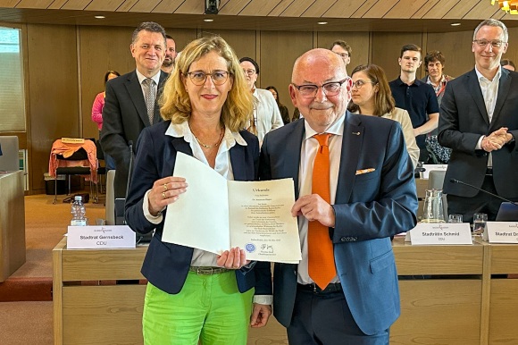 Oberbürgermeister Thomas Jung verpflichtete Dr. Anemone Bippes (CDU) in der jüngsten Gemeinderatssitzung als neues Ratsmitglied.