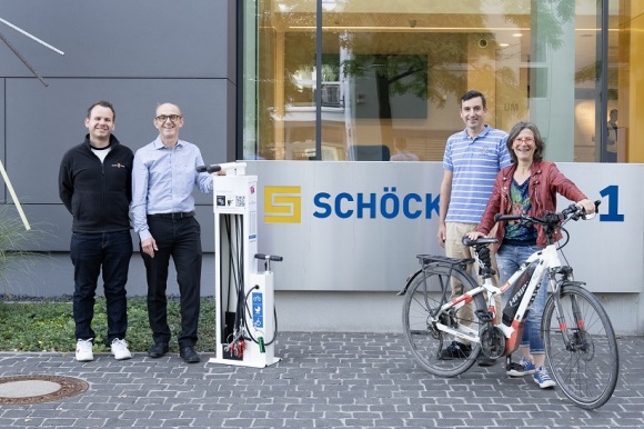 Tobias Schäffer, Harald Braasch, Andreas Lamprecht (Gebäudemanagement) und Birgit Luber (Teamkapitän Stadtradeln) (von links) stehen vor einer Fahrradreparaturstation der Firma Schöck.