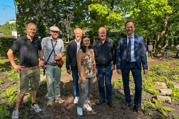 Vorstellung des neuen Erinnerungswalds auf dem Friedhof Baden-Oos:Christoph Schnurr (Firma Seiterle), Gernot Bredow (Friedhofsverwaltung), Frank Geyer, Miriam Maisenhölder (Genossenschaft Badischer Friedhofsgärtner), Alfons Seiterle, Erster Bürgermeister Alexander Wieland (von links).