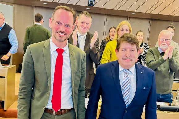 Erster Bürgermeister Alexander Wieland (links) verabschiedete Helmut Oehler nach acht Jahren an der Spitze der Stadtwerke. 