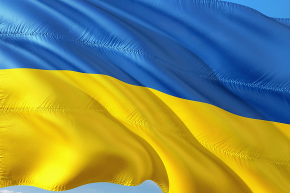 Eine wehende Ukrainische Flagge.