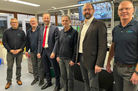 Erster Bürgermeister Alexander Wieland stattet den Mitarbeitern der Leitstelle der Verkehrsbetriebe einen Weihnachtsbesuch ab.