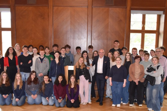 OB Thomas Jung (Bildmitte/rechts) mit den französischen und deutschen Schülern und ihrer Begleitung beim Empfang im Rathaus.
