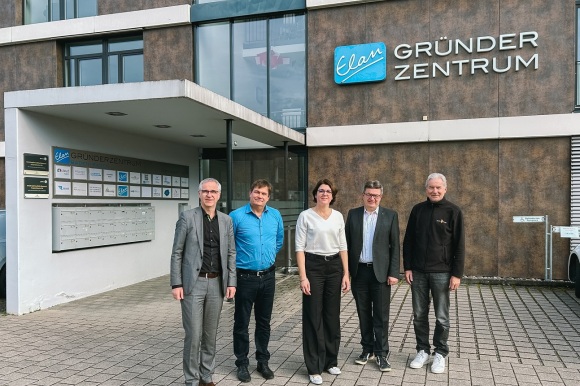 Oberbürgermeister Dietmar Späth, Lothar Volle, Dr. Christiane Klobasa, David Hermanns und Markus Börsig (von rechts) stehen vor dem Gebäude des ELAN.