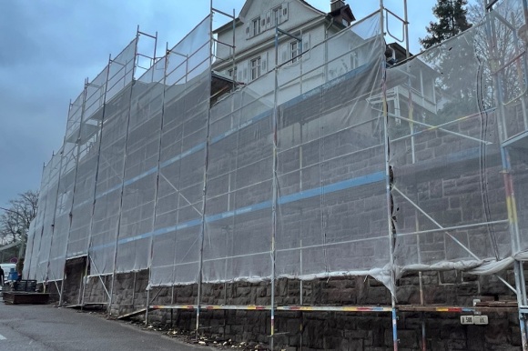 Ein Gerüst steht an einer Stützmauer.