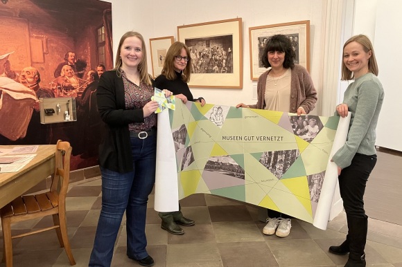 Katja Mikolajczak, Daniela Maier, Anna Reich und Johanna Kätzel halten ein Plakat in den Händen. 