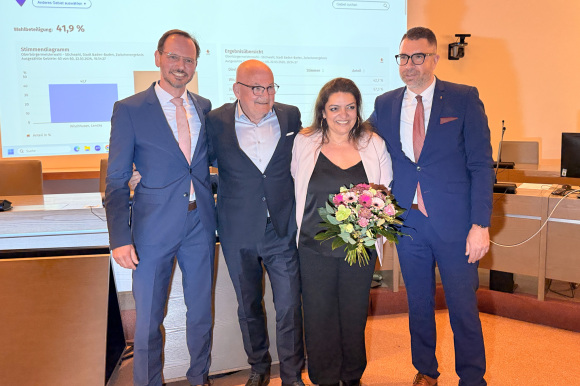 Erster Bürgermeister Alexander Wieland und Bürmeister Dr. Tobias Krammerbauer gratulieren Wahlsieger Thomas Jung und seiner Frau. 