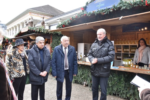 Vor einem Stand auf dem Christkindelsmarkt stehen die Beigeordneten Marinella Giardina, Patrice Novelli mit OB Yves Juhel und OB Dietmar Späth.