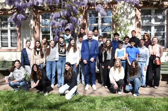 OB Dietmar Späth (Bildmitte) mit den französischen und deutschen Schülerinnen und Schülern sowie ihren Lehrerinnen im Rathaus Innenhof. 