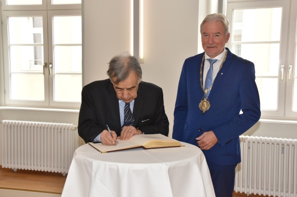 Leoluca Orlando (links) trägt sich in das Goldene Buch der Stadt ein. Daneben steht Oberbürgermeister Dietmar Späth.