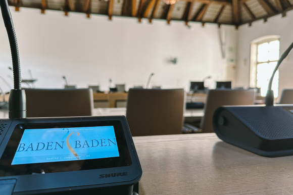 Ein Mikrofon im Ratssaal der Stadt Baden-Baden. 