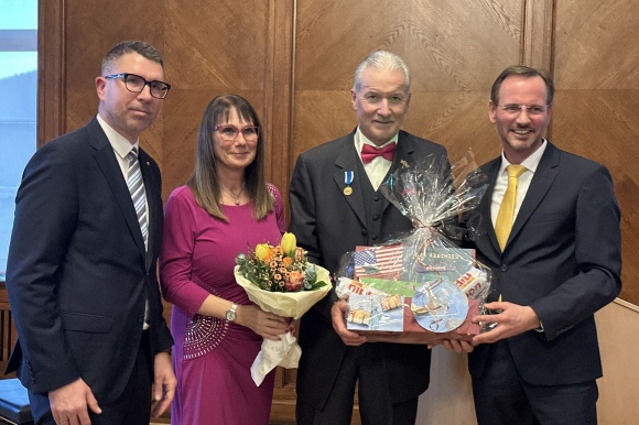 Dr. Tobias Krammerbauer (links) und Alexander Wieland (rechts) stehen neben Dietmar Späth und seiner Frau Susanne.