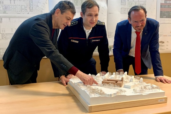 Preisgerichtsvorsitzender Prof. Zvonko Turkali, Feuerwehrchef Christian Pilardeaux und Erster Bürgermeister Alexander Wieland (von links) freuen sich über das Ergebnis des Planungswettbewerbs und präsentieren den Siegerentwurf.