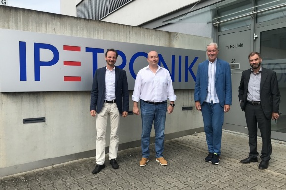Alexander Wieland, Andreas Wocke, OB Dietmar Späth und Martin Lautenschlager (von links) stehen vor der Firma Ipetronik.