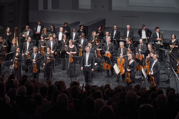 Die Musikerinnen und Musiker der Philharmonie Baden-Baden mit ihren Instrumenten.