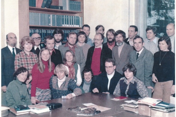 Das Lehrerkollegium 1977 des Gymnasiums Hohenbaden. Links im Bild Schulleiter Egon Meßmer.