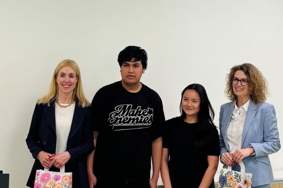 Cornelia von Loga, Hamza Neffati Safuan, Chau Dao Bao und Dr. Andrea Wechsler (von links nach rechts) bei der Gesprächsrunde in der Realschule.