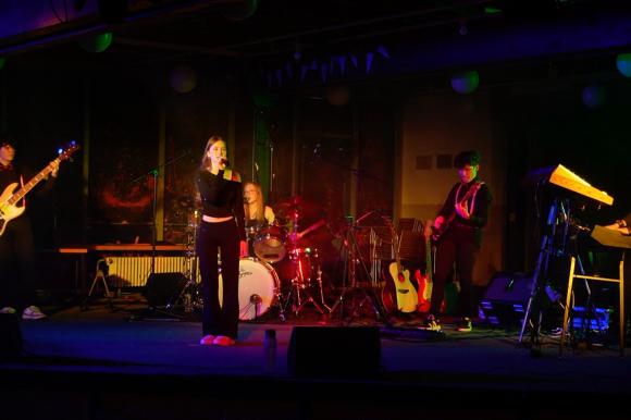 Die Schulband des RWG bei ihrem Auftritt mit (von links nach rechts) Elias Meier (Bass), Sophia Schmälzle (Gesang), Charlotte Volkmann (Drums, Background-Gesang) und Felix Ernst (Gitarre) Stephan Michaljlow Ortiz (Piano, Keyboard, Synthesizer).