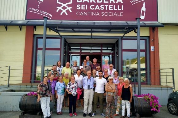 Die Reisegruppe steht vor einer Weindegustation in Castelnuovo Calcea in der Provinz Asti.