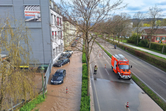 Bei einem Wasserrohrbruch in der Fürstenbergallee traten am Nachmittag rund 500 Kubikmeter Wasser aus.
