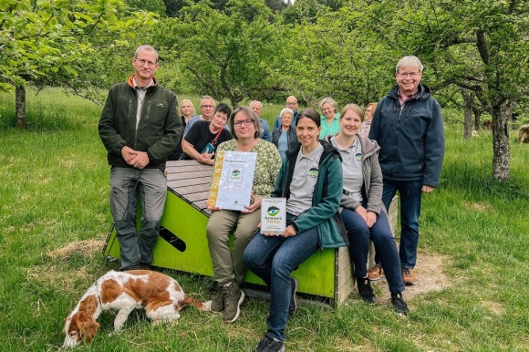 Gruppenbild auf einer grünen Wiese