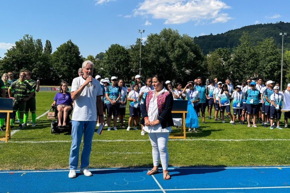 OB Dietmar Späth begrüßte die Sportlerinnen und Sportler sowie das Publikum im Aumattstadion 