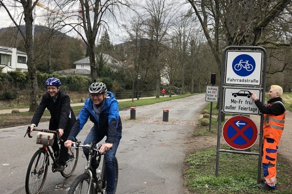 Erster Bürgermeister Uhlig und Bürgermeister Kaiser fahren mit dem Fahrrad durch die Fahrradstraße in der Lichtentaler Allee.