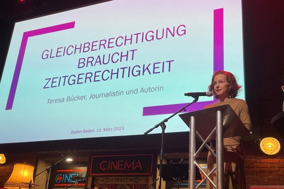 Teresa Bücker steht auf der Bühne im Rantastic.