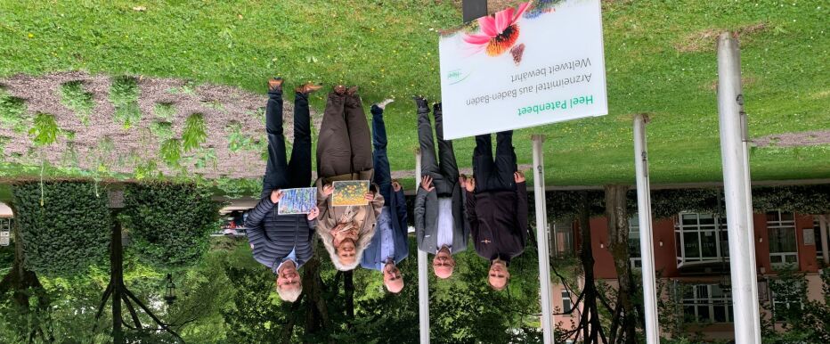 Gruppenbild hinter einem weißen Schild mit der Aufschrift "Heel Patenbeet"