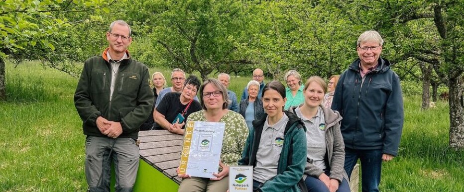 Gruppenbild auf einer grünen Wiese