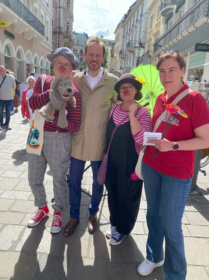 Erster Bürgermeister Alexander Wieland (Zweiter von links) mit zwei Clowns und einer weitere Person bei der langen Straße des Ehrenamts 