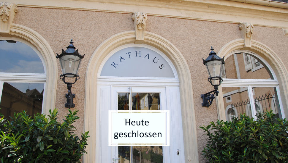 Eingang Rathaus mit Schild: Heute geschlossen.