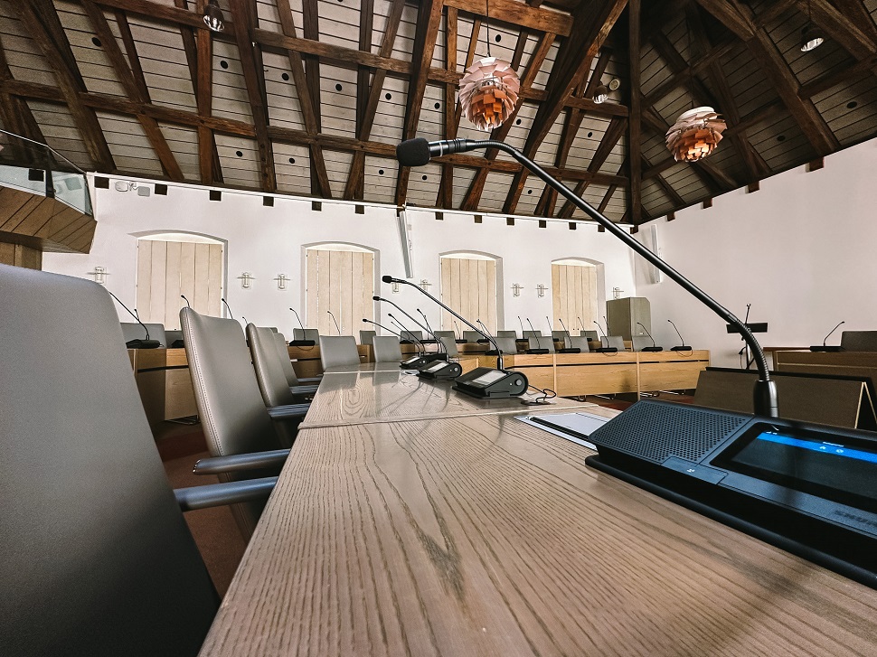 Platz mit Mikrofon im Gemeinderatssaal.