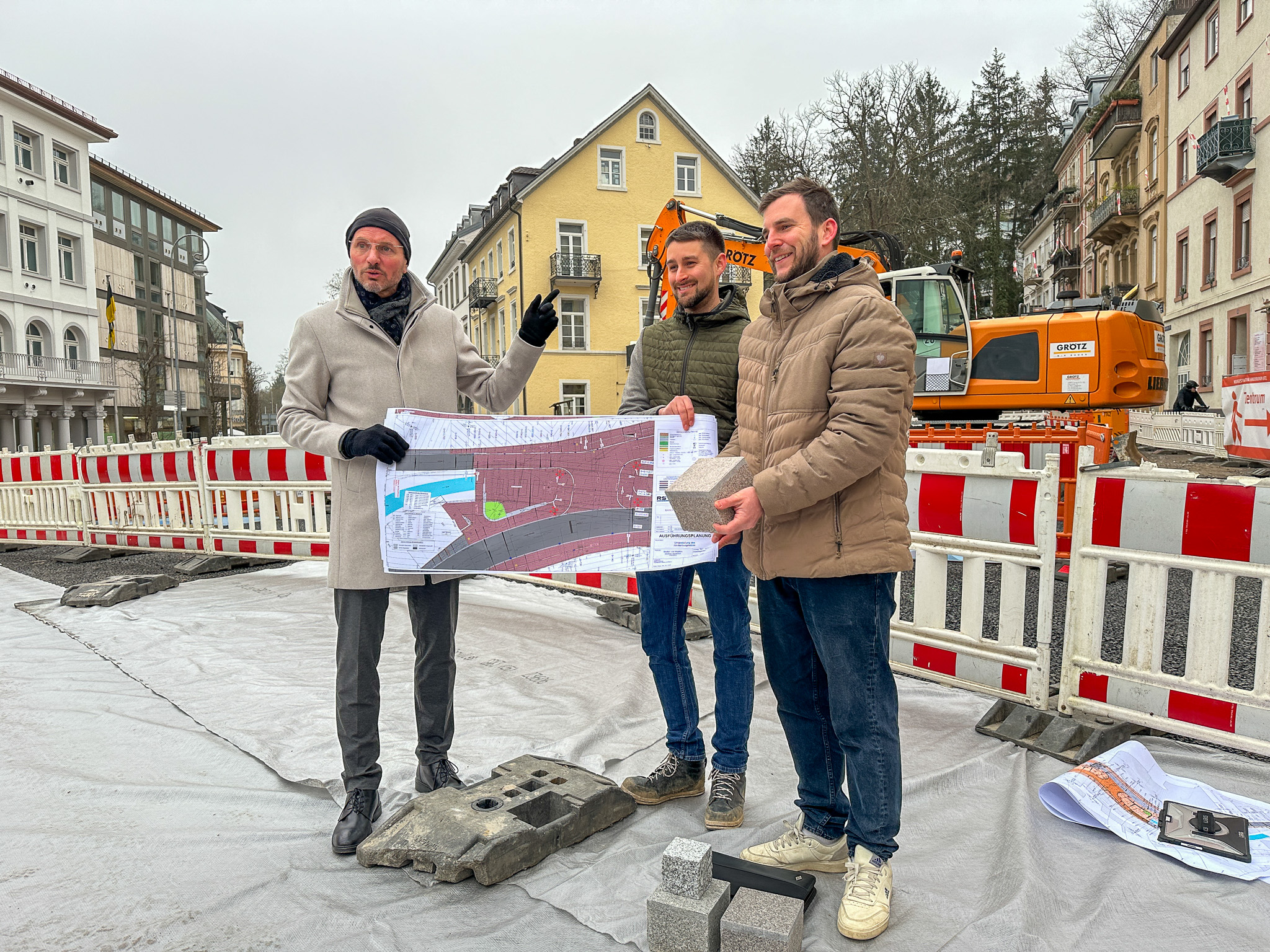 Erster Bürgermeister Alexander Wieland, Nikolas Horn (RS Ingenieure) und Vincenz Wienk-Borgert informierten über die weiteren Schritte der Neugestaltung. 