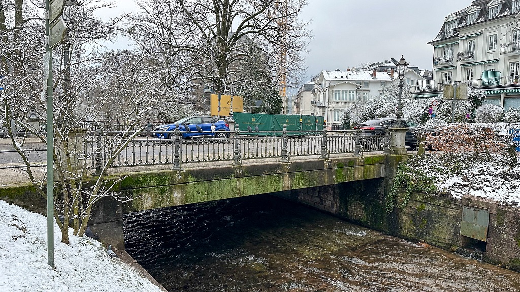 Die Schillerbrücke im Winter. 