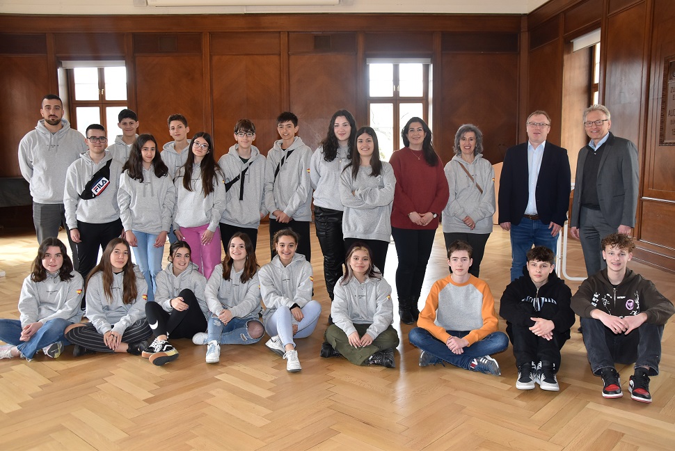 Gruppenfoto mit den spanischen Ausstauschschülern und Erster Bürgermeister Uhlig im Alten Ratssaal des Rathauses.