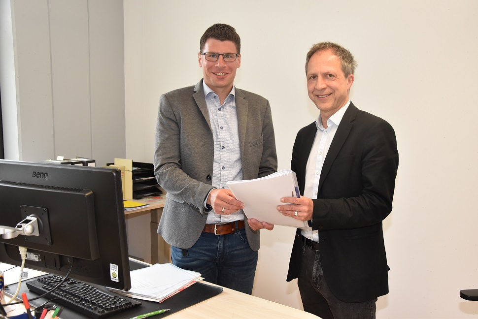 Thomas Gerth, neuer Leiter des Fachgebiets Straßenverkehr, mit Bürgermeister Roland Kaiser (von links) an seinem ersten Arbeitstag.