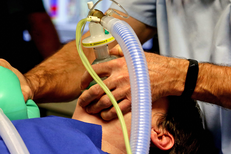 Patient wird mit einbem Schlauch beatmet