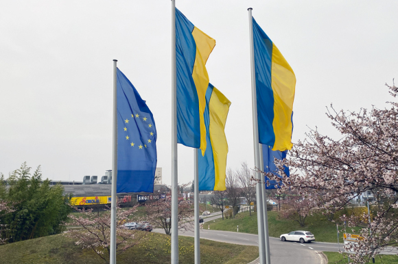 Am Europakreisel wehen die ukrainische Flagge und die Europaflagge als Zeichen der Solidarität. 